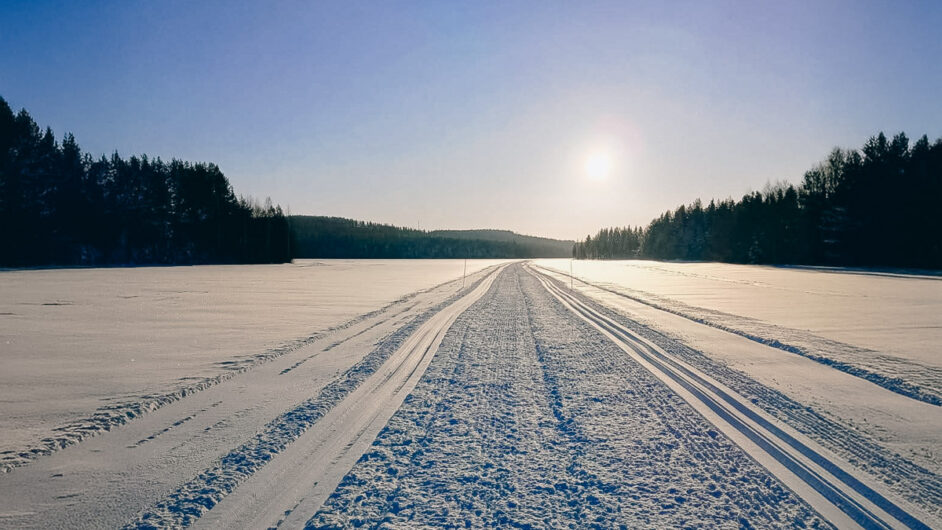 Aurikoinen kevätpäivä ja hyväkuntoinen hiihtolatu