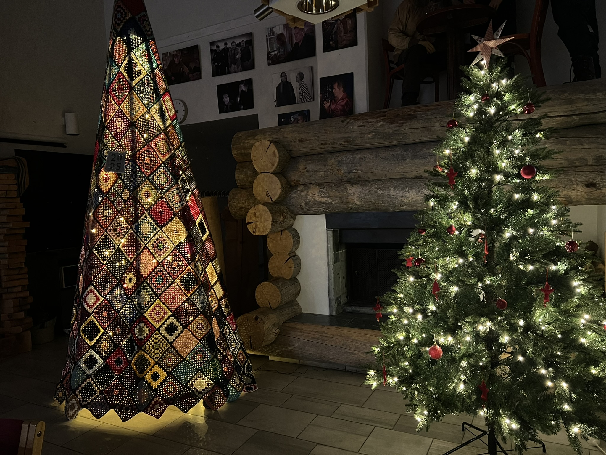 Kaksi valaistua joulukuusta pimeässä kirjastossa